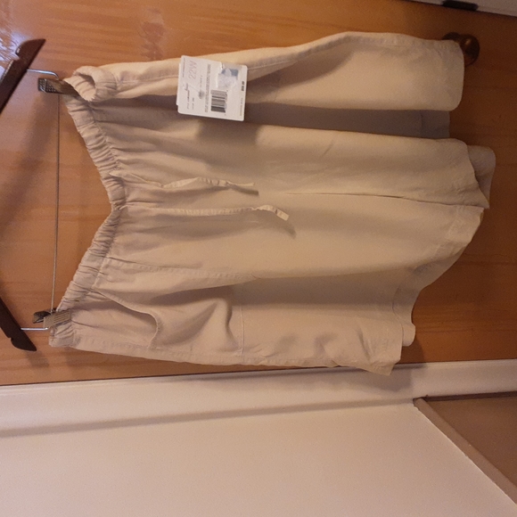 Liz Claiborne woman cream color size 22W shorts - Picture 2 of 7